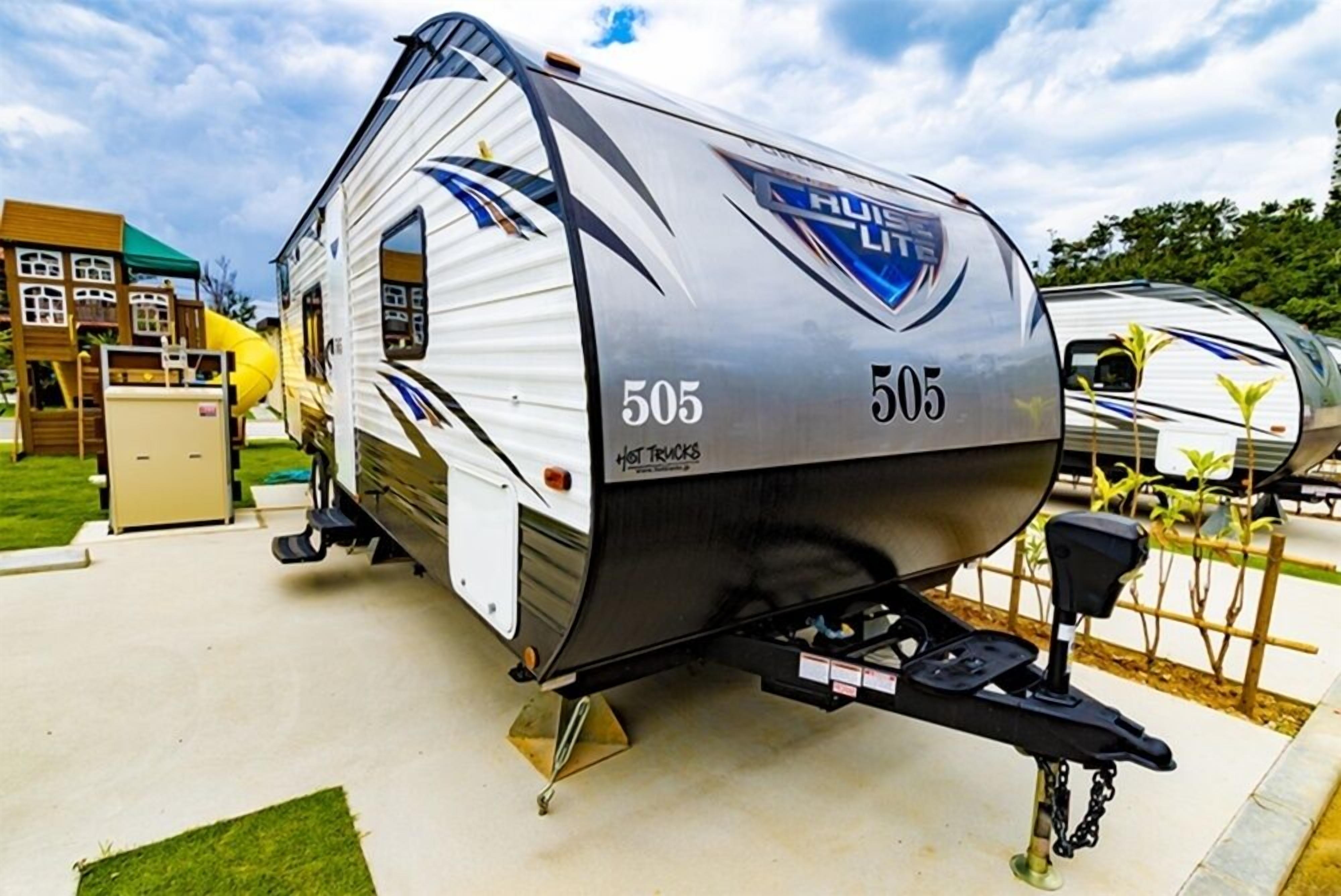 Airstream-matkavaunu, malli 505, jossa on edestä avautuva pesuallas ja ulosvedettävä keittiötila.
