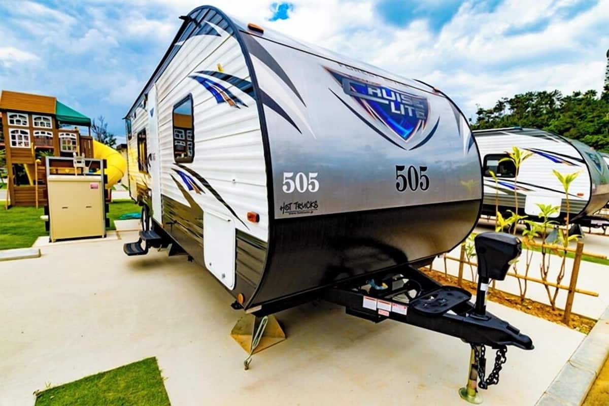 Una caravana Airstream modelo 505 con un lavamanos de acceso frontal y una zona de cocina plegable.