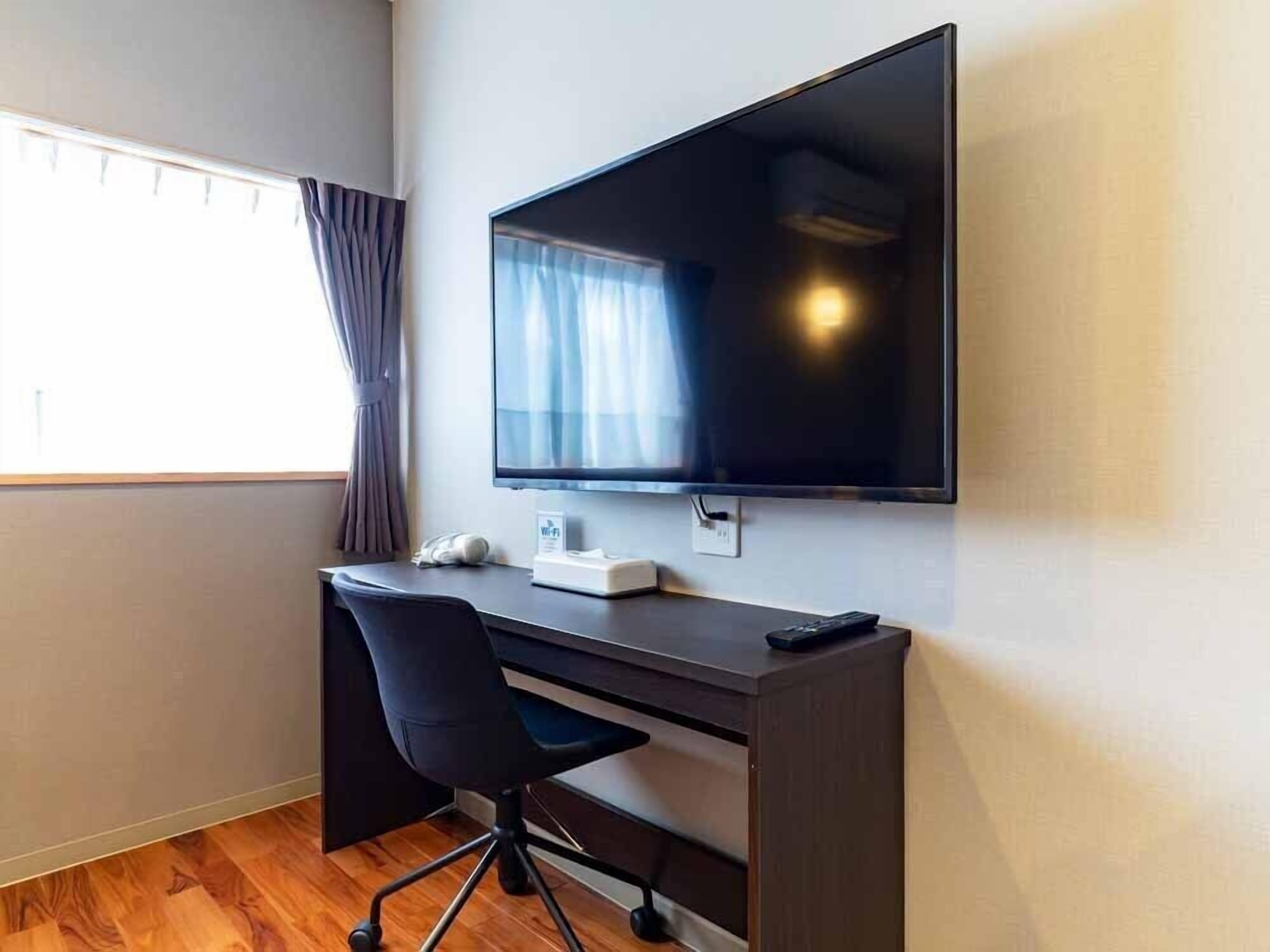 basic double room (in building d) | television