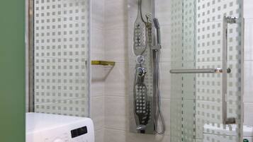 Dusch, gratis toalettartiklar, hårtork och tofflor