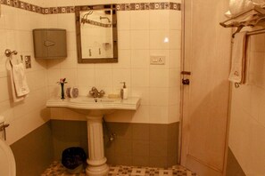 Panoramic Apartment, Multiple Beds, Hill View | Bathroom | Shower, towels