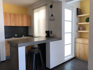 Refrigerador, parrilla de estufa y cafetera y tetera 