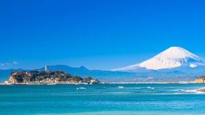 A coastal view with a snow-capped mountain in the background. - The Gate Hostel Shonan Fujisawa (Fujisawa)