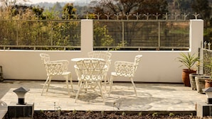 Outdoor dining - Pushpangan Menage (Palampur)
