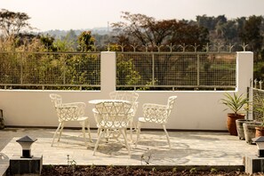 Outdoor dining - Pushpangan Menage (Palampur)