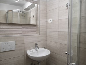 Standard Double Room (Spacal) | Bathroom sink