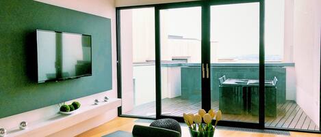 Apartment, Meerblick | Wohnbereich | Flachbildfernseher