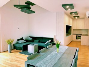 Appartement, vue mer | Coin séjour | Télévision à écran plat