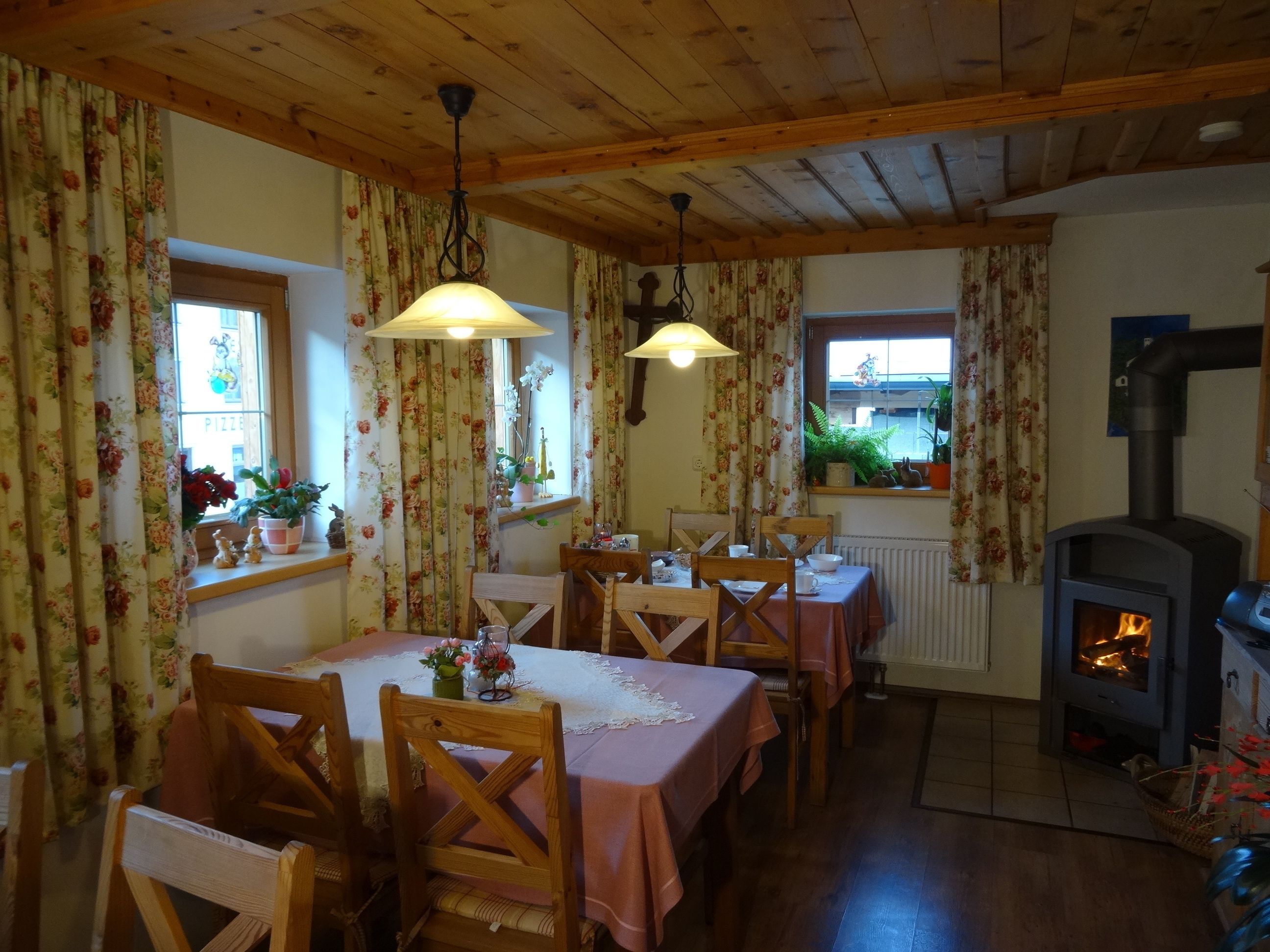 每日供应全套早餐（每人 EUR 8）