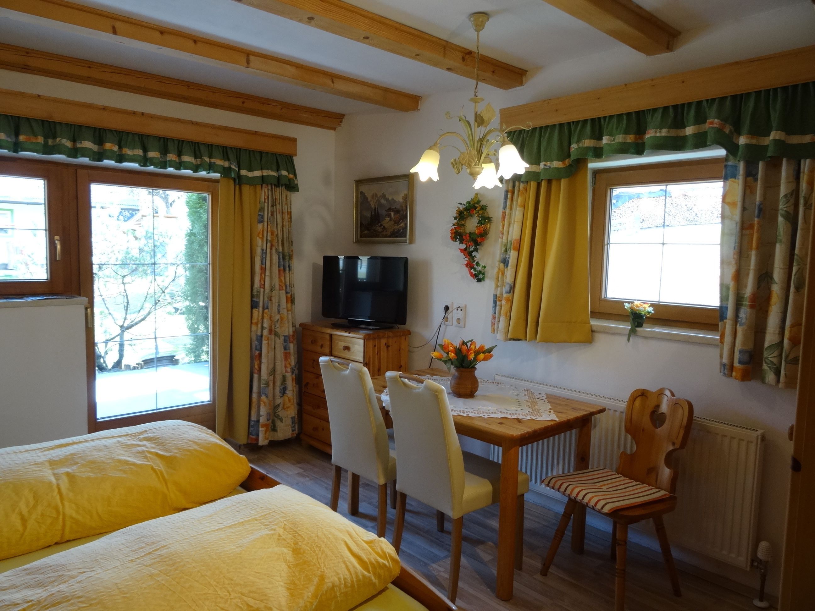 Romantisch appartement, uitzicht op bergen | Woonruimte | Een televisie