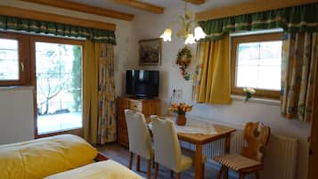 Romantisch appartement, uitzicht op bergen | Woonruimte | Een televisie