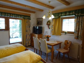 Condo romántico, vista a la montaña | Área de sala de estar | Televisión