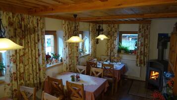 Komplett frokost hver dag (EUR 8 per person)