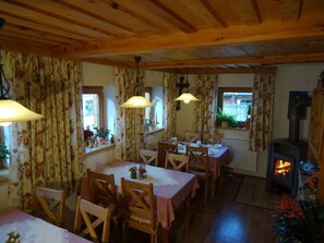 Desayuno completo (EUR 8 por persona)