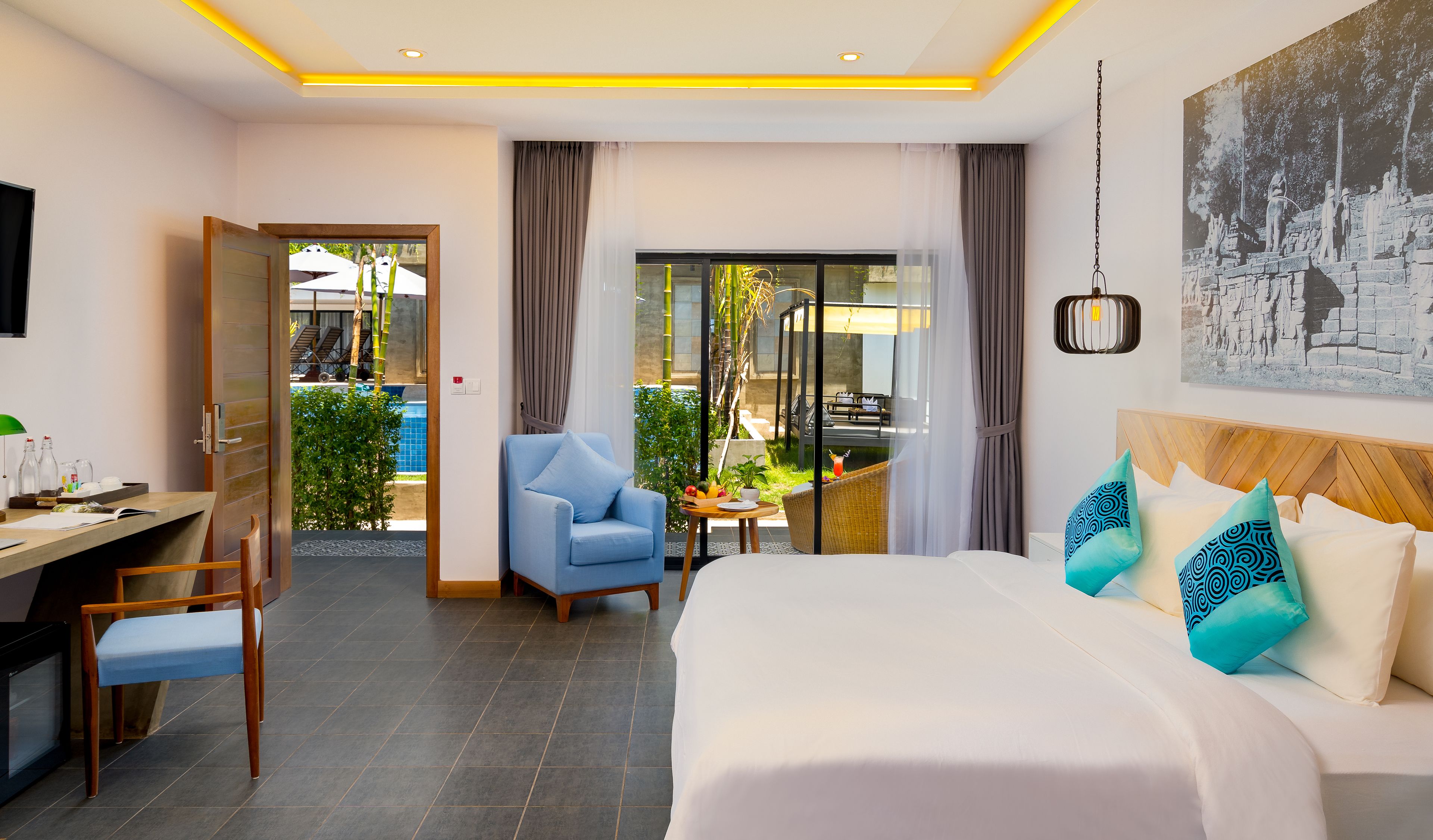 premium room, 1 king bed, non smoking | egyptian cotton sheets, premium bedding, minibar, in-room safe