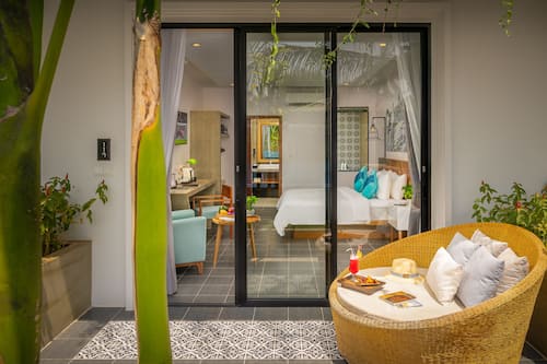 Premium Room, 1 King Bed, Non Smoking | Egyptian cotton sheets, premium bedding, minibar, in-room safe