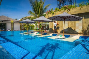 Una piscina al aire libre