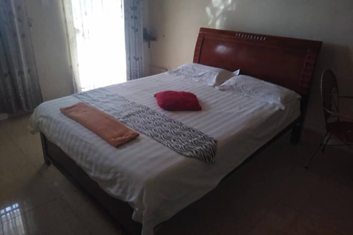 Premium bedding, desk, WiFi (free), bed sheets