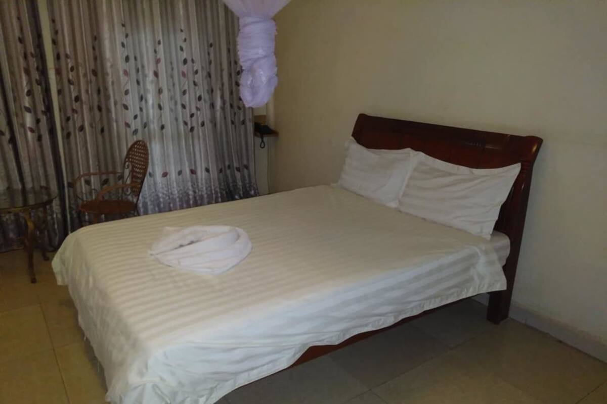 Premium bedding, desk, WiFi (free), bed sheets