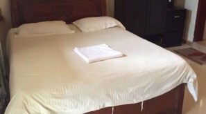Ropa de cama de alta calidad, escritorio, wifi gratis y ropa de cama