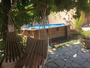 季節性室外泳池；12:00 至 20:00 開放；泳池傘、躺椅