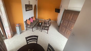Luxury-Apartment, 1 King-Bett, Balkon | Wohnbereich | Kamin