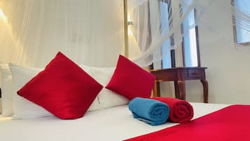 Comfort-Doppelzimmer, 1 Queen-Bett, eigenes Bad | 4 Schlafzimmer, Pillowtop-Betten, individuell dekoriert