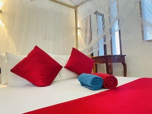 Comfort Double Room, 1 Queen Bed, Private Bathroom | 4 bedrooms, pillow-top beds, individually decorated - Cinnamon City (Hikkaduwa)