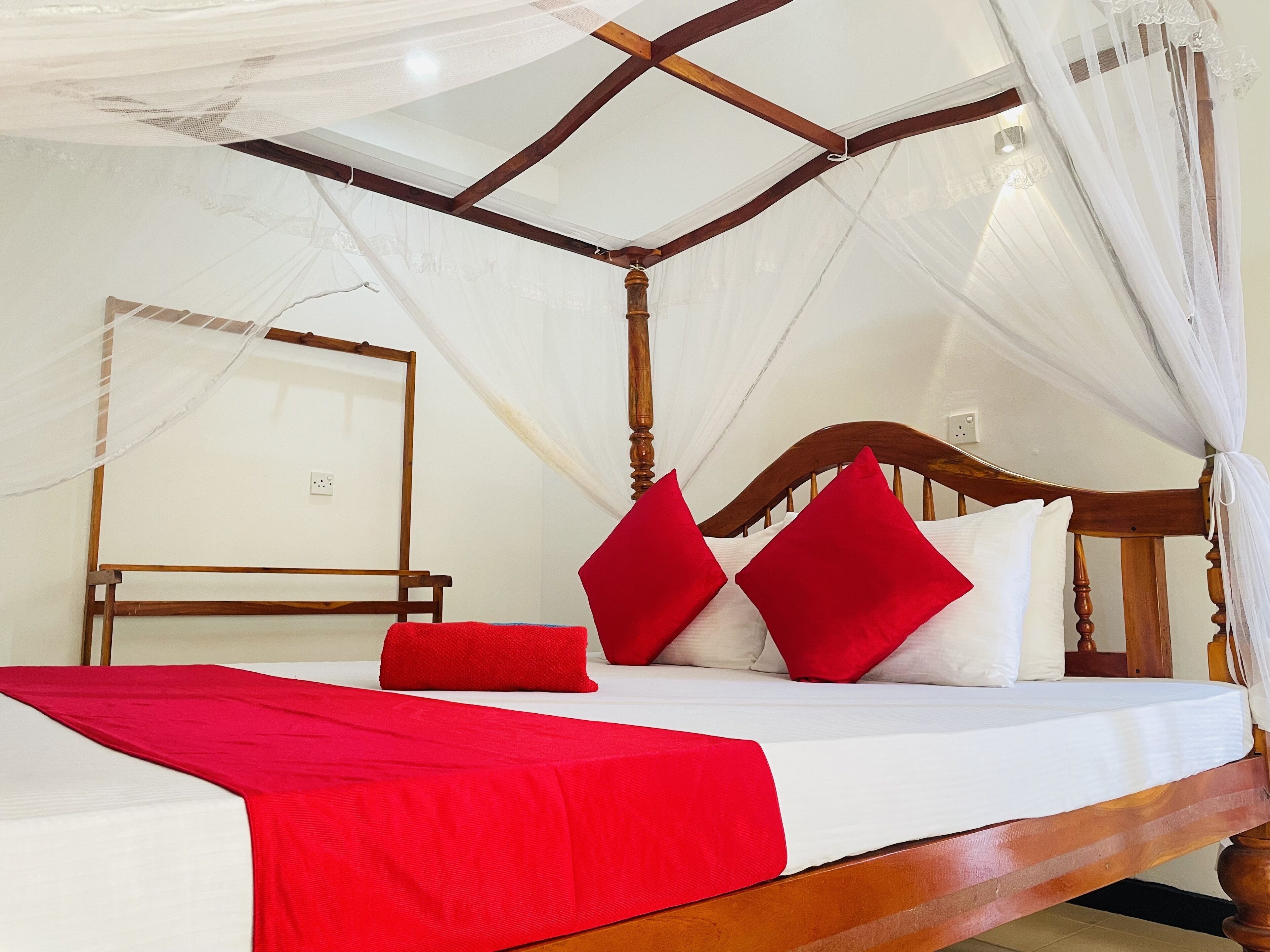 Habitación de lujo, 1 cama de matrimonio grande, baño privado | 4 dormitorios, colchones con acolchado adicional, decoración individual