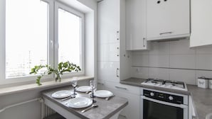 Apartamento | Cozinha privada | Geladeira grande, fogão, cooktop, chaleira elétrica