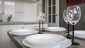 Apartamento | Cozinha privada | Geladeira grande, fogão, cooktop, chaleira elétrica