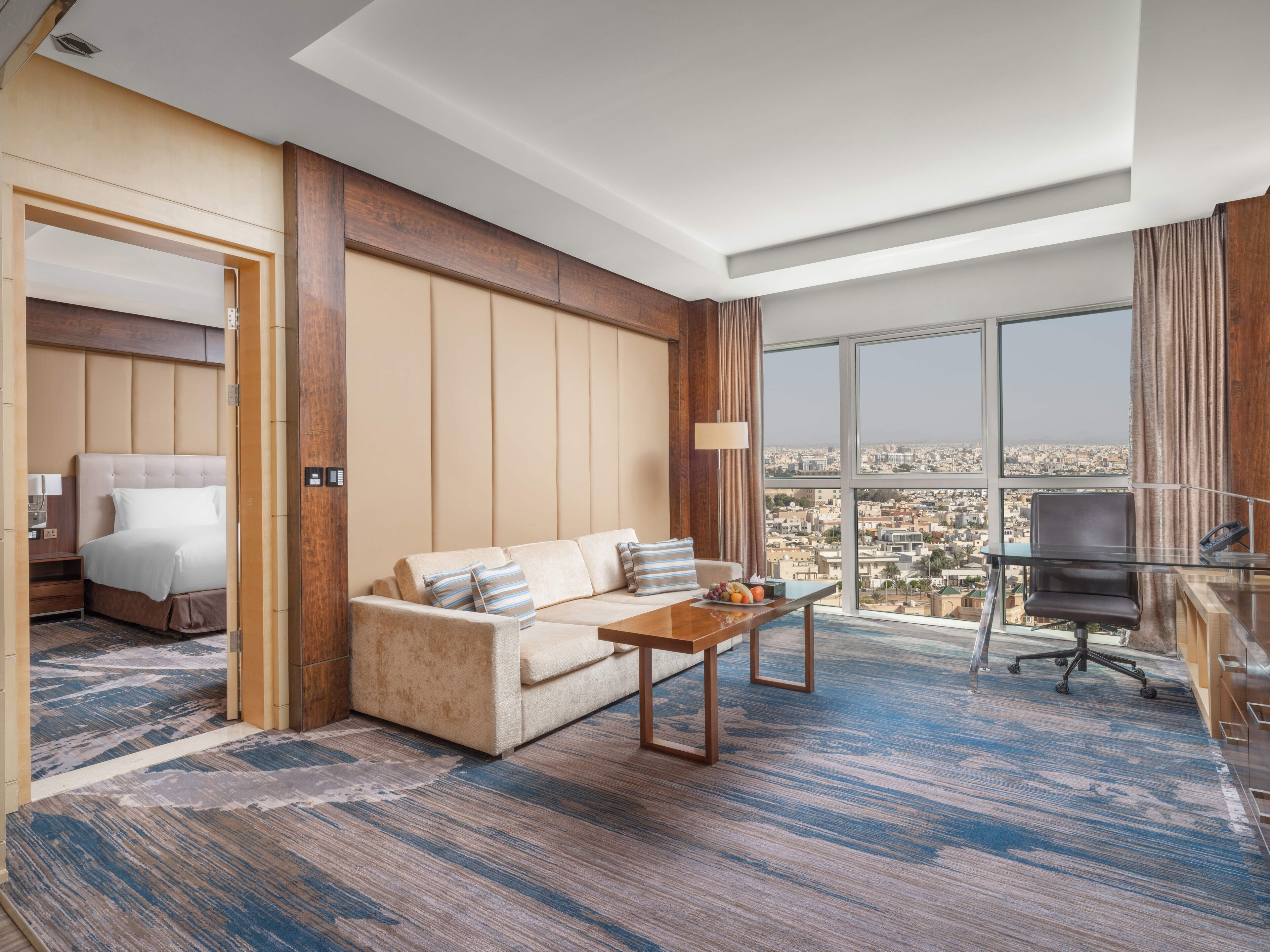 Business Suite, 1 King Bed, City View (Corniche Tower) | Servicio de la habitación