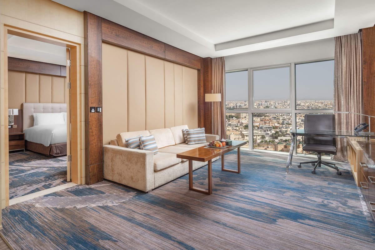 Business Suite, 1 King Bed, City View (Corniche Tower) | Safe på rommet, skrivebord, blendingsgardiner og lydisolert