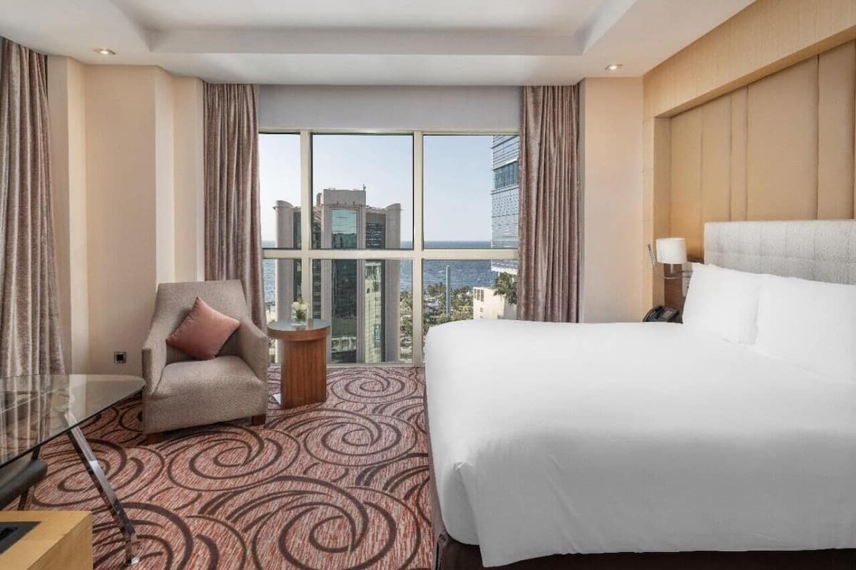 Deluxe King Room, Partial Sea View (City Tower) | Safe på rommet, skrivebord, blendingsgardiner og lydisolert