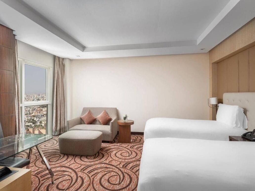 Superior Twin Room, City View (Corniche & City Tower) | Caja fuerte, escritorio, cortinas opacas y sistema de insonorización