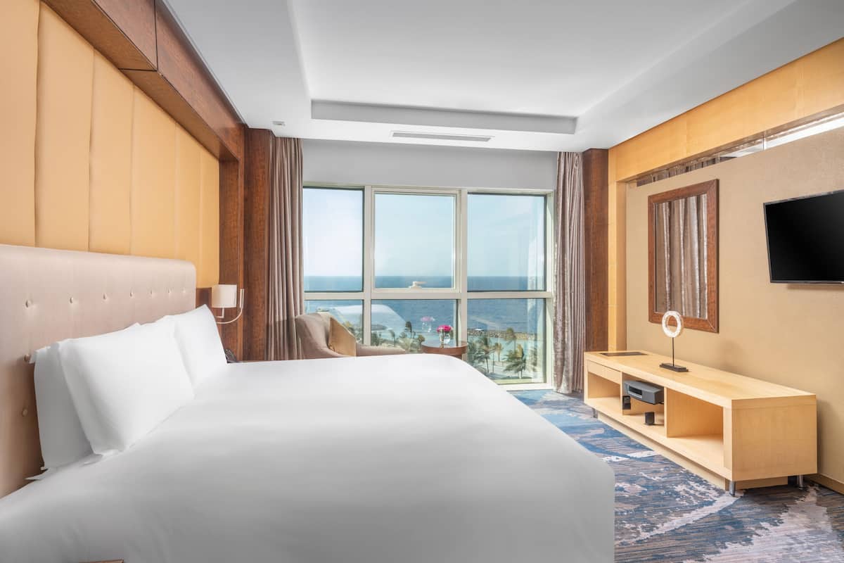 Executive Double Room, Sea View (Corniche Tower) | Safe på rommet, skrivebord, blendingsgardiner og lydisolert