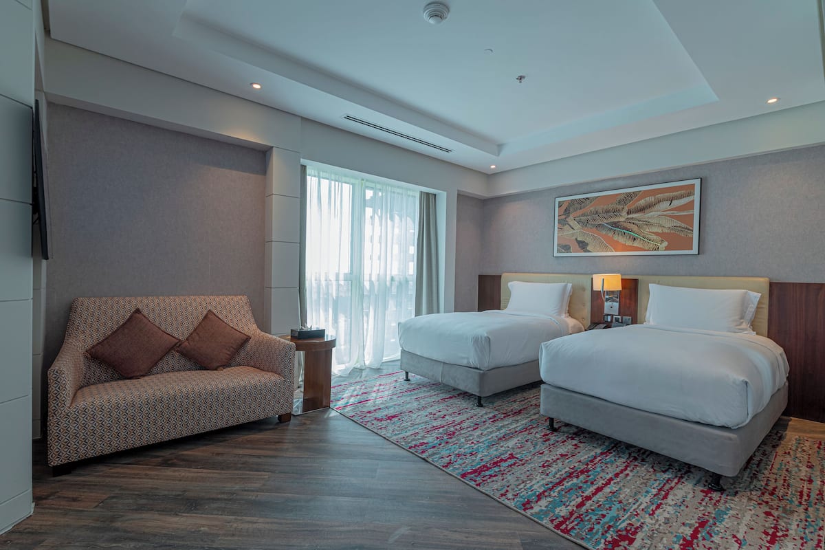 Superior Twin Room, City View (Corniche & City Tower) | Safe på rommet, skrivebord, blendingsgardiner og lydisolert