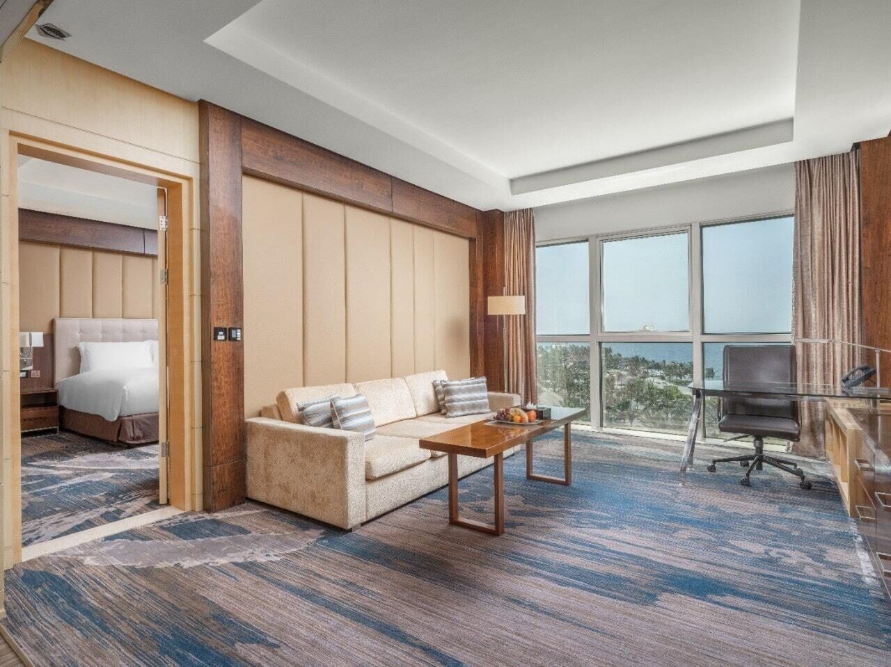 Business Suite, 1 King Bed, Sea View (Corniche Tower) | Caja fuerte, escritorio, cortinas opacas y sistema de insonorización