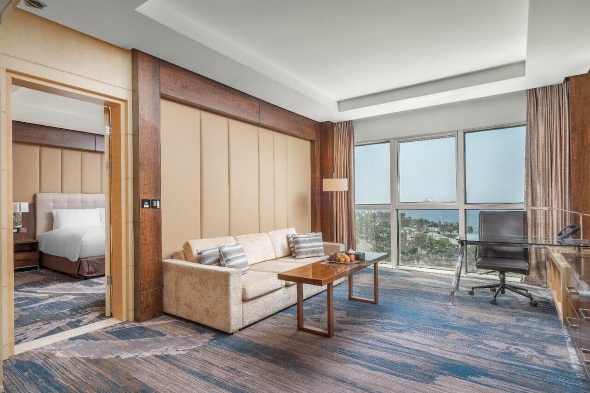 Business Suite, 1 King Bed, Sea View (Corniche Tower) | Safe på rommet, skrivebord, blendingsgardiner og lydisolert