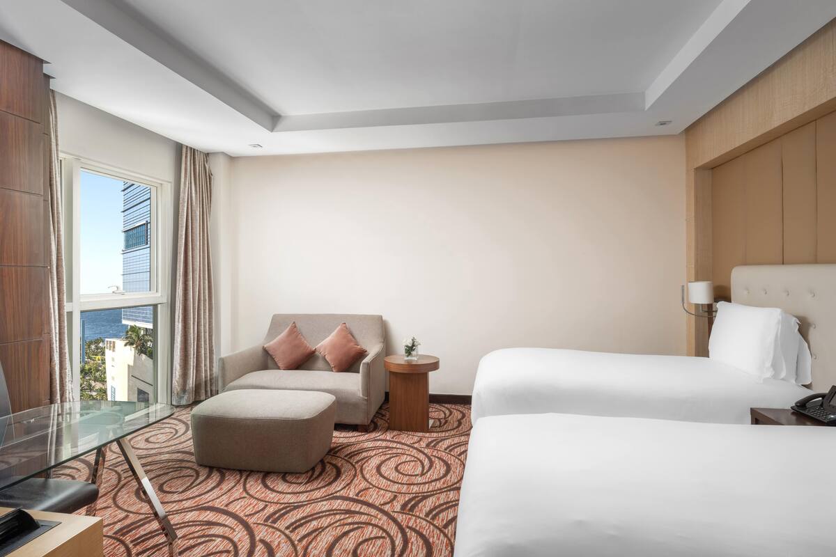 Deluxe Twin Room, Partial Sea View (City Tower) | Safe på rommet, skrivebord, blendingsgardiner og lydisolert