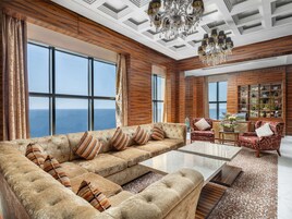 セーフティボックス (室内)、デスク、遮光カーテン、防音設備