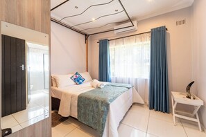 3 bedrooms, premium bedding, individually furnished, desk - KhayaLethu Holiday Home (Victoria Falls)