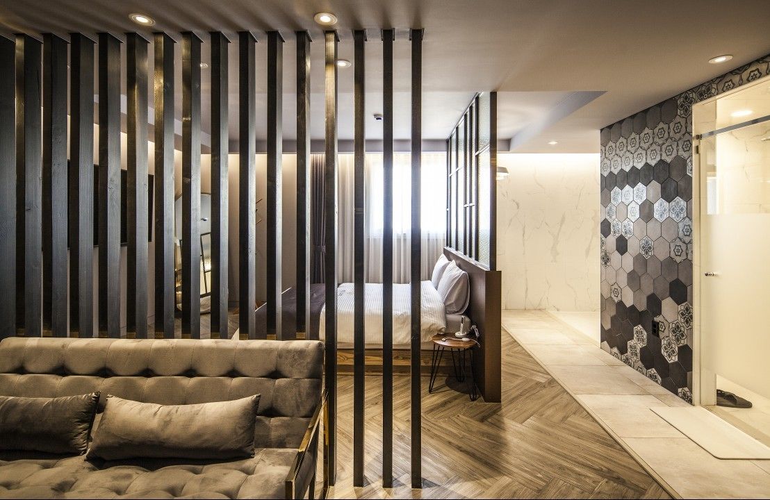 Premier Room | Living area | Flat-screen TV