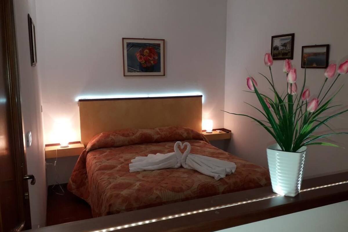 Deluxe Suite, Multiple Beds | 1 bedroom, WiFi (free), bed sheets