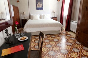 1 غرفة نوم وبديكورات فريدة لكل غرفة وطراز فريد لكل وحدة ومكواة/لوح كي