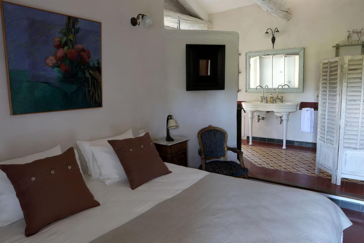 1 bedroom, individually decorated, individually furnished
