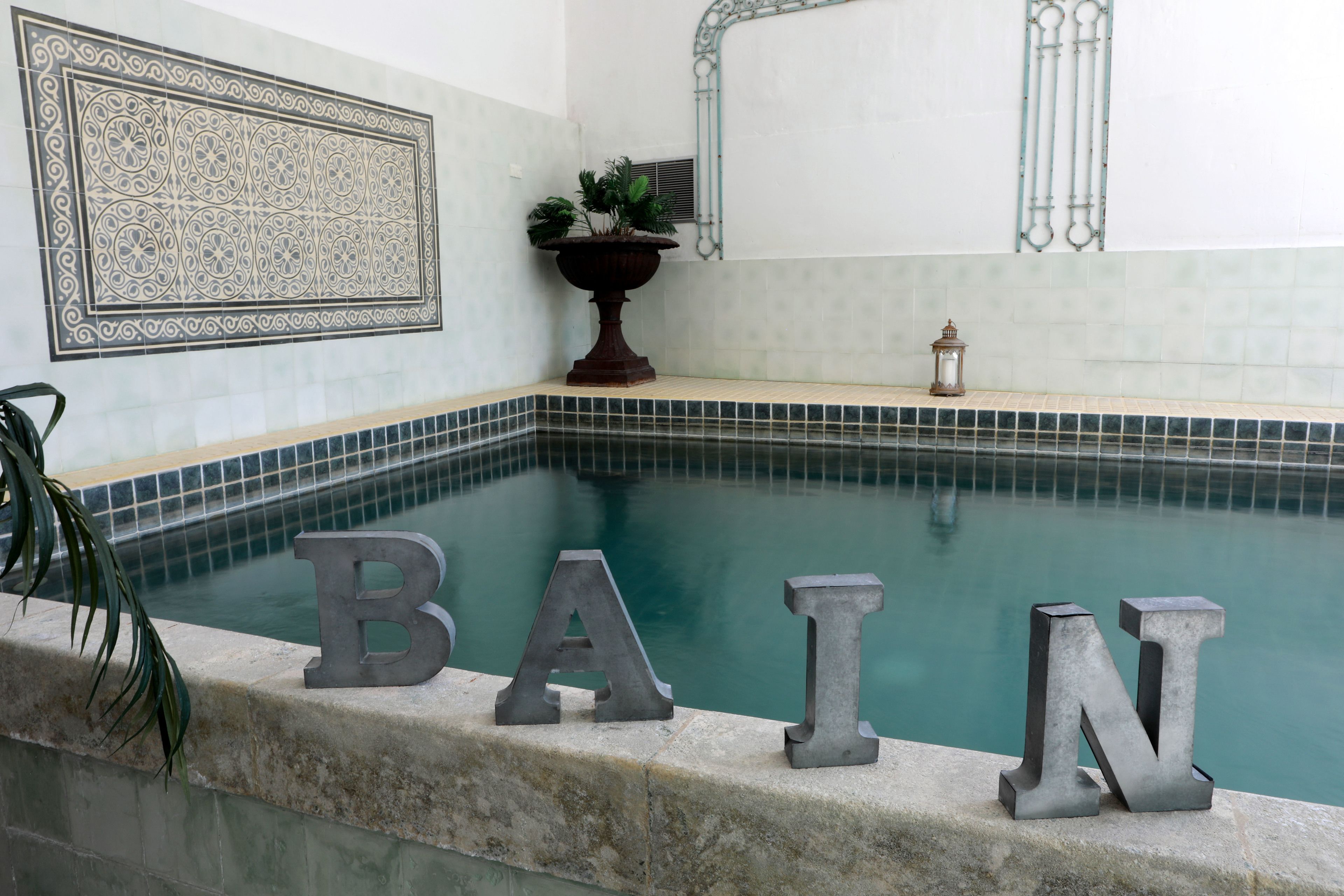 Hồ bơi trong nhà, hồ bơi ngoài trời, ghế dài tắm nắng 