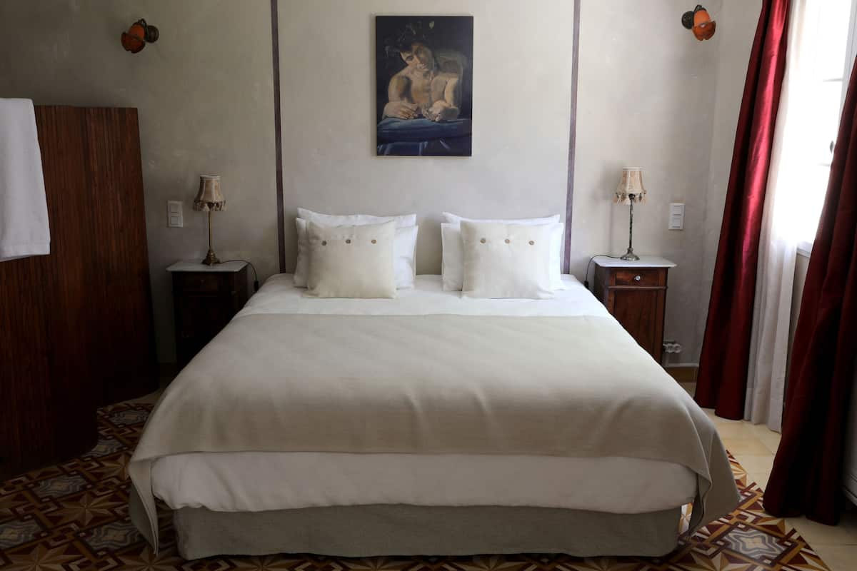1 bedroom, individually decorated, individually furnished
