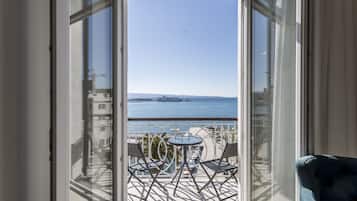 Deluxe-Zimmer, Balkon, Meerblick | Blick auf die Stadt