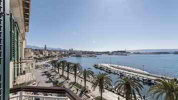 Deluxe-Zimmer, Balkon, Meerblick | Blick auf die Strasse